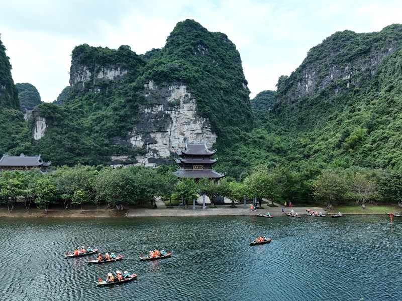 Paseo en bote de remos para explorar Trang An- Authentik Vietnam